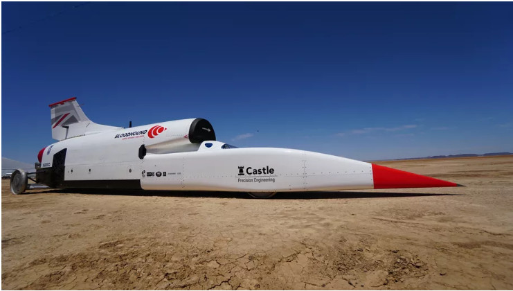 La parte exterior del vehículo, más parecido a un avión que a un auto por sus formas aerodinámicas, está hecha principalmente de fibra de carbono. /Foto: www.bloodhoundlsr.com