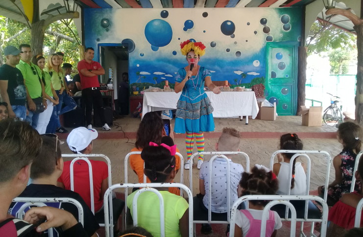 Betica, una de las populares payasas de Cienfuegos, actúa para los niños junto a una representación de trabajadores de las cafeterías organizadoras del encuentro. /Foto: Zulariam