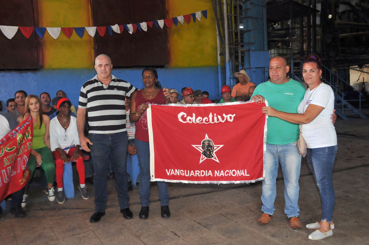 Las máximas autoridades del municipio de Rodas entregan la bandera de Colectivo Vanguardia Nacional a los trabajadores del central 14 de Julio. /Foto Juan Carlos Dorado