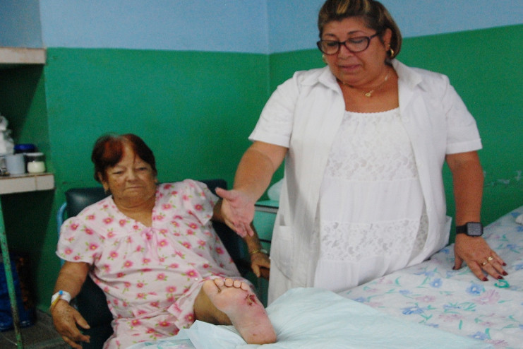 Valoración de una paciente diabética, hospitalizada en el Servicio de Angiología, a la que se le aplica el Heberprot-P. /Foto: Karla Colarte