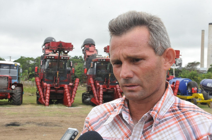El jefe de Mecanización refiere que el parque de equipos responde a la demanda de la cosecha y del programa “Más caña”. /Foto: Juan Carlos Dorado