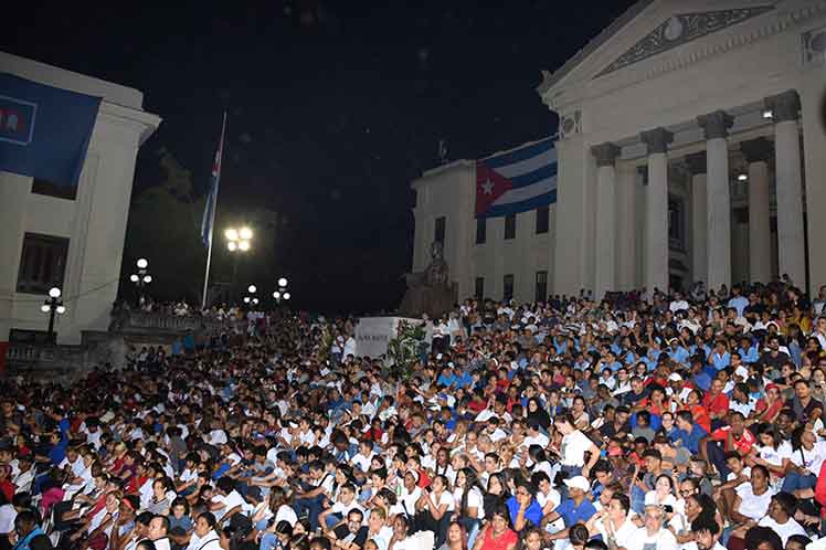 Cientos de jóvenes universitarios colmaron la escalinata de la UHabana. /Foto: Vladimir Molina (PL)