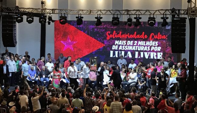 Angel Arzuaga, vicejefe y coordinador del Departamento de Relaciones Internacionales del Comité Central del Partido Comunista de Cuba (PCC), entregó un cuadro que estampa la cifra total de firmas recogidas en Cuba por la liberación de Lula. /Foto: Internet