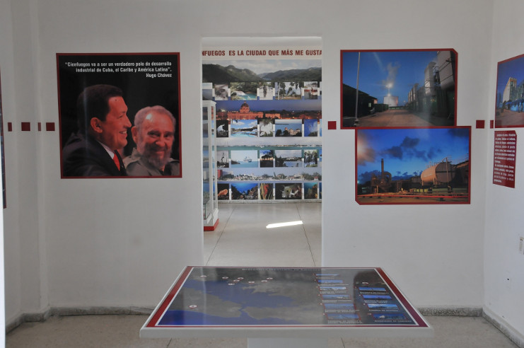 Sala fotográfica y maqueta de la bahía. /Foto: Juan Carlos Dorado