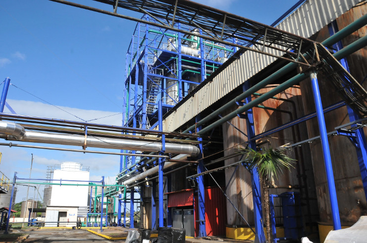 La nueva destilería de alcoholes finos de caña tiene capacidad para producir 100 mil litros diarios. /Foto: Juan Carlos Dorado