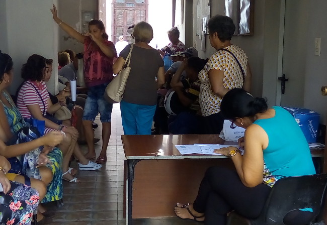 Cada día, decenas de cienfuegueros acuden al Registro del Estado Civil a realizar disimiles trámites. /Foto: Tay Toscano 