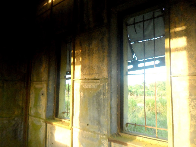 Anhela sus antiguas cuatro ventanas y la puerta de una sola hoja. No sabe qué pasó con ellas. Un día despertó, y ya no estaban.