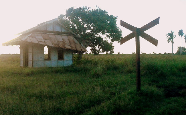 La vieja casucha no está solitaria: tiene un amigo; la señal del crucero justo a la derecha. /Fotos: Delvis