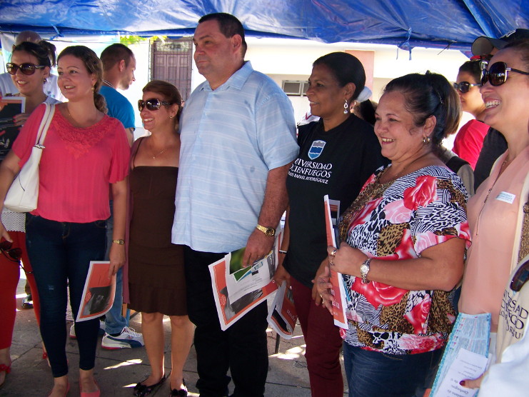 La Expoferia Científico Tecnológica y de la Innovación de la Universidad de Cienfuegos muestra las potencialidades de nuestra casa de altos estudios a lo largo del Paseo del Prado. Las principales autoridades del Partido y el Gobierno en la provincia de Cienfuegos recorrieron los pabellones de diversos perfiles. /Fotos: Efraín Cedeño