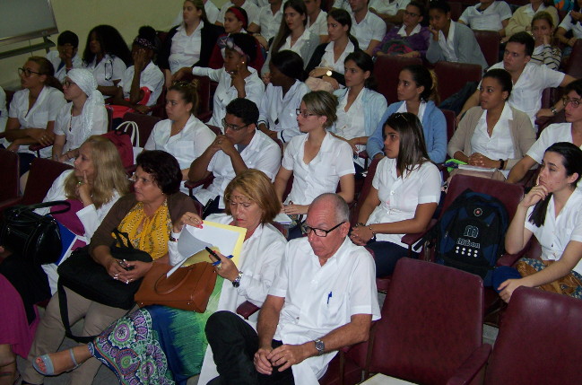 Heterogéneo quórum de estudiantes, personal de Enfermería y trabajadores de la salud en general durante el simposio organizado en Cienfuegos como parte de la Semana Mundial de Concienciación sobre el Uso de los Antibióticos. /Foto: Efraín Cedeño