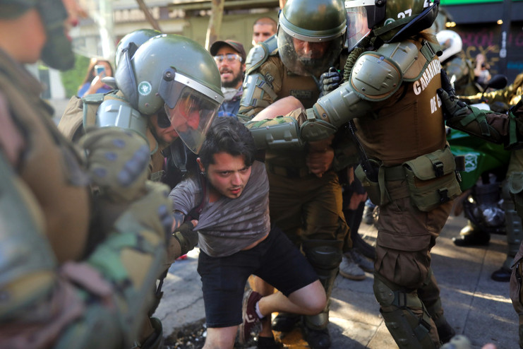 Carabineros detienen a un manifestante durante una protesta contra el gobierno de Chile, en Providencia, en Santiago, Chile, el 7 de noviembre de 2019. /Foto: Pablo Sanhueza (Reuters)