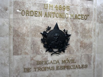 Tarja a la entrada de la Brigada Móvil de Tropas Especiales con una réplica que identifica a la unidad como merecedora de la Orden Antonio Maceo. /Foto: Estudios Revolución