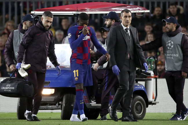 Dembélé abandona el campo lesionado. /Foto: Emilio Morenatti (AP)