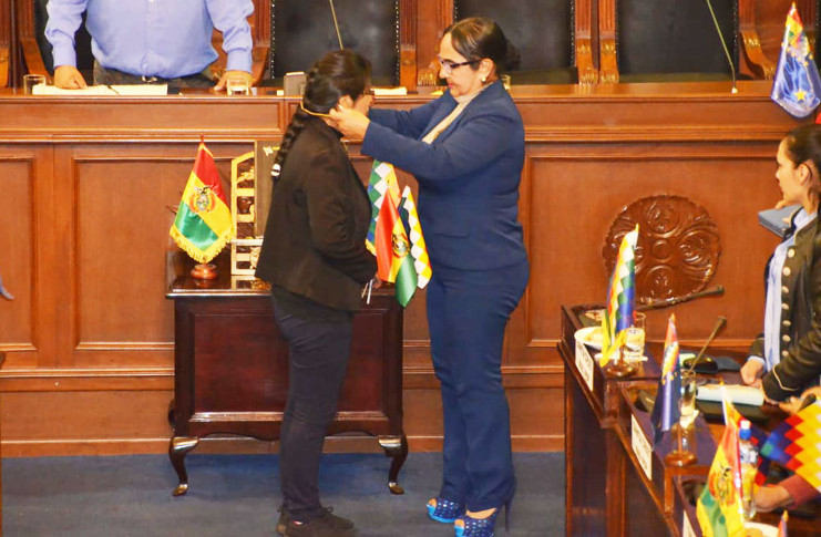 Mónica Eva Copa (izquierda en la foto), legisladora por el Movimiento al Socialismo, fue juramentada este jueves como nueva presidenta la Cámara del Senado de Bolivia. /Foto: Twitter @LaRazon_Bolivia