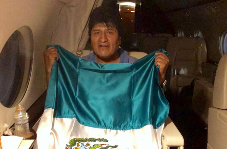 Evo Morales en el avión de la Fuerza Aérea enviado por el gobierno de México en respuesta a su aceptación a la solicitud de asilo ofrecida por el presidente Andrés Manuel López Obrador. /Foto: Twitter Secretario de Relaciones Exteriores de México @m_ebrard