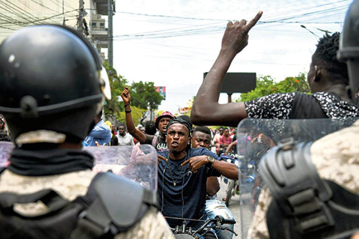 Un grupo de manifestantes en Puerto Príncipe (Haití), en las protestas antigubernamentales que ya duran siete semanas. /Foto: Página 12