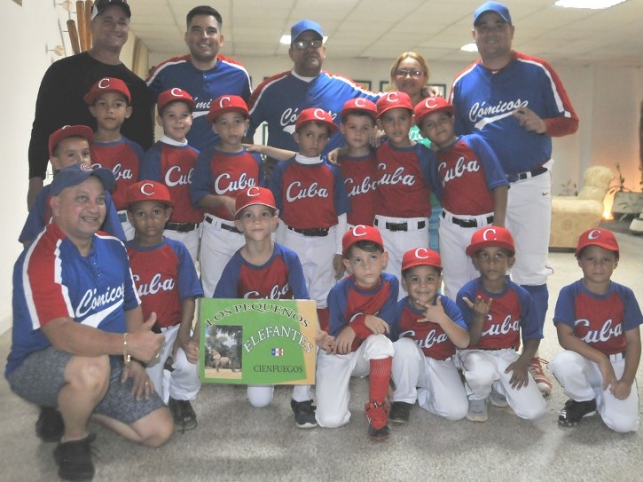 Los comediantes y los elefanticos de Cienfuegos./Foto: Juan Carlos Dorado