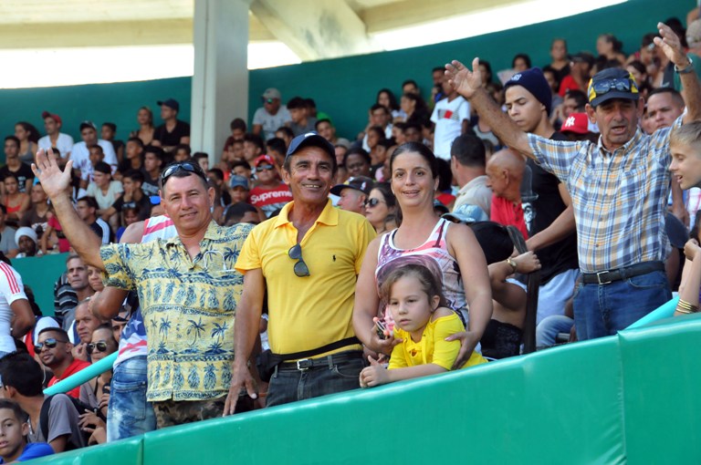 El público llenó el estadio en esta tarde de domingo. "Juegos como estos debían hacerse más seguido", refirió un aficionado/Foto: Juan Carlos Dorado.