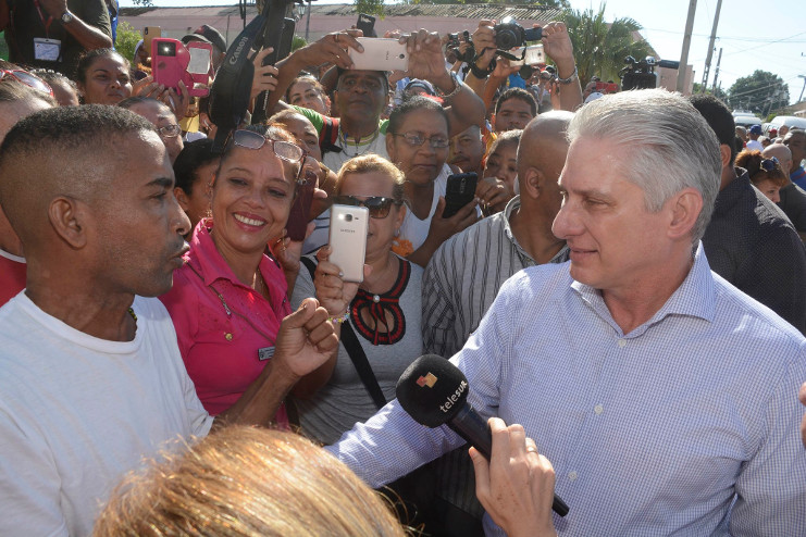 Diálogo con los pobladores de Caimanera. "Personas plenas de nobleza, heroísmo y voluntad, que con enorme compromiso y pasión defienden su terruño y las conquistas de la Revolución", escribió el presidente en su cuenta en Twitter. 