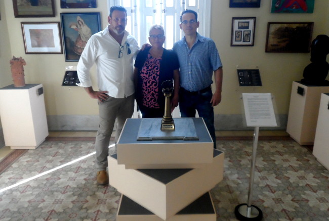 Miguel Ángel Albuerne y Alain Moreira Vázquez, junto a la directora del Museo de las Artes en Cienfuegos. Fotos: del autor. /Foto: Delvis