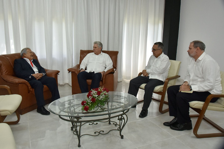 Encuentro del presidente cubano con el ex mandatario salvadoreño Salvador Sánchez Cerén. /Foto: Twitter @PresidenciaCuba