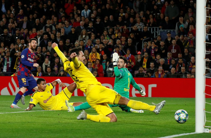 Messi marca el segundo gol del Barcelona. /Foto: Albert Gea (Reuters)