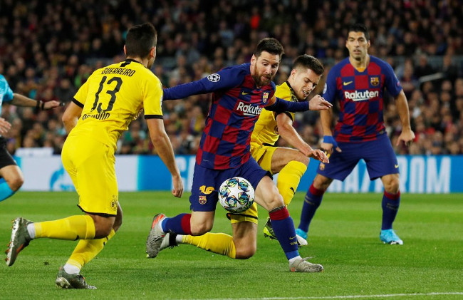 Messi controla el balón en una acción del partido. /Foto: Albert Gea (Reuters)