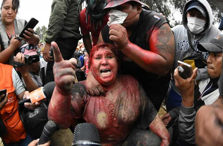 El 6 de noviembre la alcaldesa de Vinto, Patricia Arce, fue víctima de actos de humillación y violencia luego que manifestantes prendieron fuego a la Alcaldía de esa localidad del departamento de Cochabamba. /Foto: Opinión