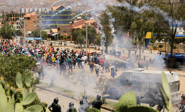 Militares e integrantes de la Unidad Técnica Operativa Policíal (UTOP), mismos que se cruzaron de brazos y pidieron la renuncia del presidente, reprimen a manifestantes en Cochabanba, Bolivia. 12 de noviembre de 2019. /Foto: David Mercado (Reuters)