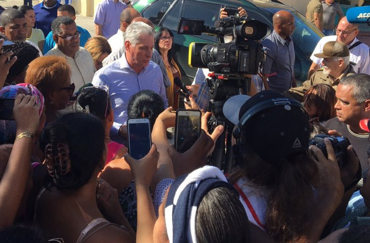 Diálogo del Presidente Díaz-Canel con los pobladores de Caimanera. /Foto: Estudios Revolución