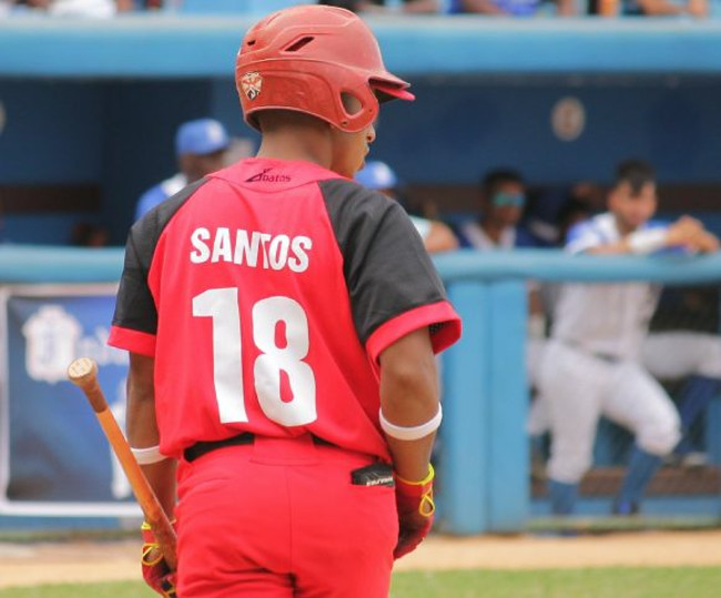 Raico Santos decidió el primer partido del doble con un doblete con bases llenas en el duodécimo capítulo. /Foto: Boris Luis Cabrera (Cubadebate)