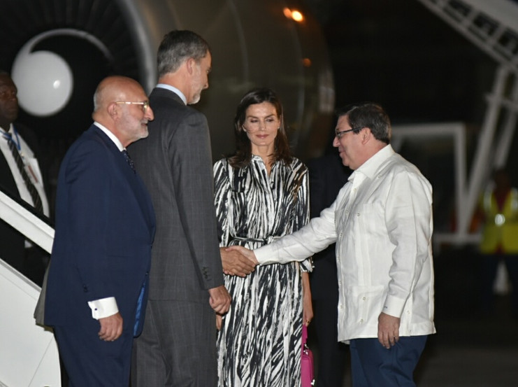 En la losa de la terminal aérea la pareja real fue recibida por el ministro cubano de Relacines Exteriores, Bruno Rodríguez Parrilla. /Foto: Otmara García (ACN)
