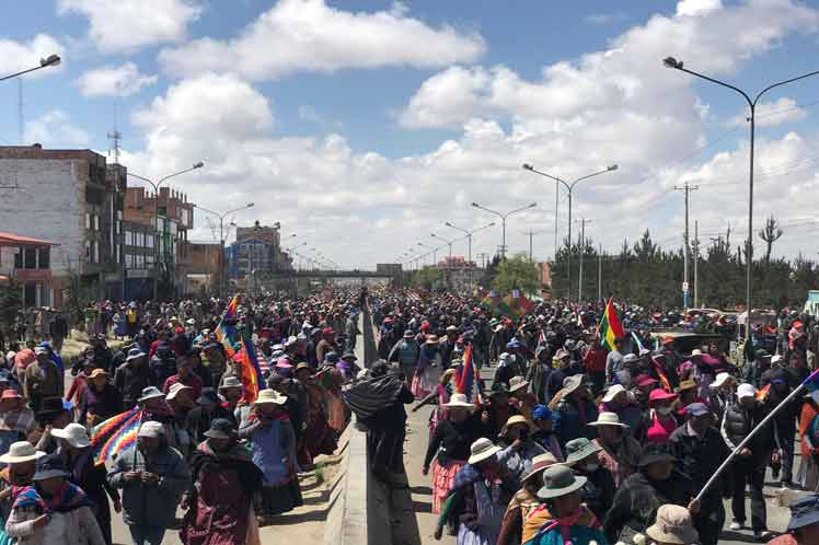 Con al menos los féretros de tres de sus nueve muertos durante la represión policial en Senkata, miles de manifestantes exigieron en Bolivia el restablecimiento de la democracia tras el golpe de facto y reclamaron el retorno a la nación del líder indígena Evo Morales. La marcha fue reprimisa a su ingreso a La Paz. /Foto: Prensa Latina