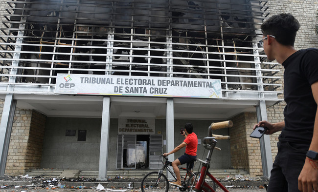 Sede del Tribunal Electoral de Santa Cruz tras las protestas de radicales alentando la matriz del “fraude”. El local fue asaltado y quemado. /Foto: Rodrigo Urzagasti (Reuters)