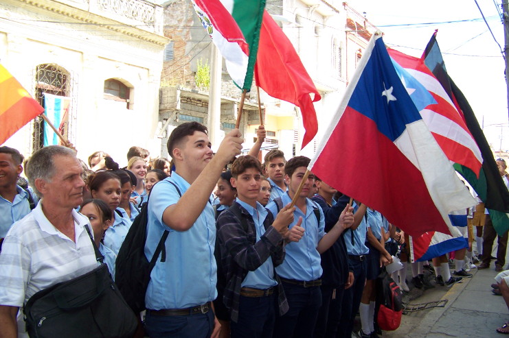 La avenida San Carlos se colmó de insignias, portadas en manos de solidarios jóvenes cienfuegueros. /Foto: Efraín Cedeño