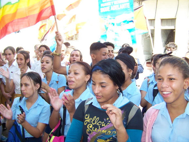 La avenida San Carlos se colmó de insignias, portadas en manos de solidarios jóvenes cienfuegueros. /Foto: Efraín Cedeño