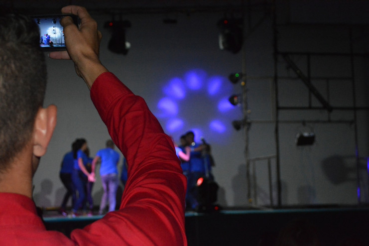 Todos quieren llevarse un recuerdo. Estudiantes filman a sus compañeros de aula mientras hacen sus coreografías. /Foto: Zulariam