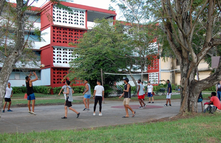 El deporte sigue latiendo en las tardes de la Universidad, por aquí o por allá se encuentran jóvenes disfrutando de un juego de baloncesto o fútbol. /Foto: Karla Colarte