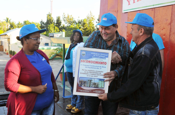 Reconocimiento a empresas destacadas durante las celebraciones en Cienfuegos por el Día del Constructor. /Foto: Juan Carlos Dorado