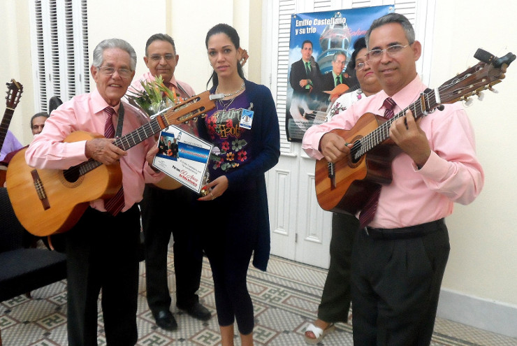 Los directivos del Palacio Ferrer entregaron una distinción al padre fundador del trío, Emilio Castellanos, por los 60 años de vida artística. /Foto: Delvis