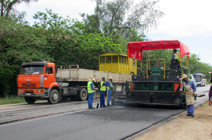 Una de las labores más notables que ejecutan los trabajadores de la Ecoing-12 es el mejoramiento de vías esenciales, como la Autopista Nacional. /Foto: Yuliet Sáez.