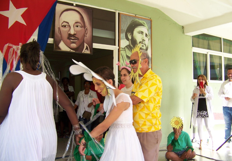 La festividad por el nuevo aniversario devino pretexto para honrar a los trabajadores fundadores, educadores, jubilados y a los alumnos más integrales. /Fotos: Efraín Cedeño