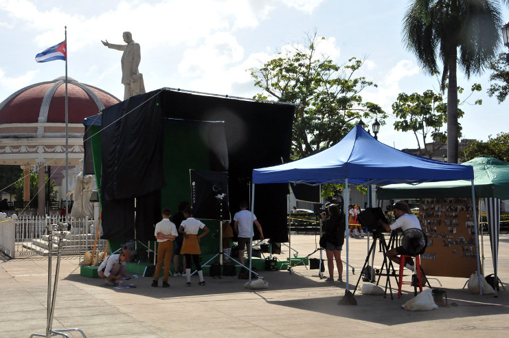 El equipo de producción de JR montó su set fotográfico en el parque José Martí. /Foto: Juan Carlos Dorado