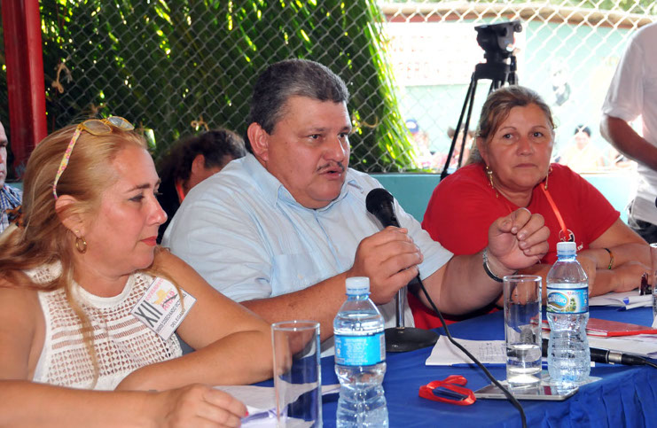 Rafael Santiesteban Pozo, presidente de la ANAP, condujo la asamblea de balance de la cooperativa Sergio González, de Real Campiña. /Foto: Juan Carlos Dorado