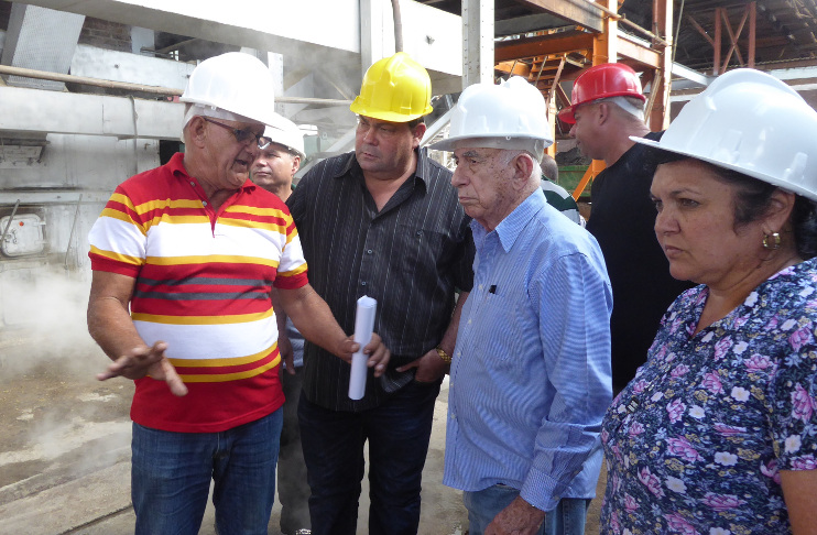 Con la presencia impulsora del segundo secretario del Comité Central del Partido, José Ramón Machado Ventura, Cienfuegos cumplió en las primeras horas de este lunes el plan de fabricación de azúcar pactado para la llamada zafra chica (antes del 31 de diciembre). /Foto: Julio