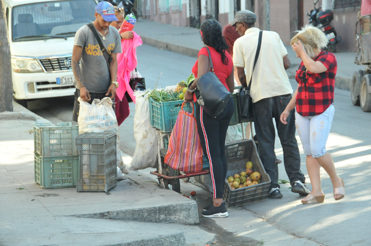 Para nadie es un secreto que los carretilleros realizan gestiones y cuentan con un grupo de contactos que los proveen de mercancías, no siempre del todo lícitas. /Foto: Juan Carlos Dorado