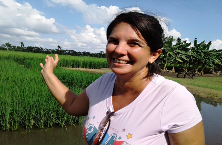 Mirna, compañera de Michel en la vida y en las faenas del campo, vive orgullosa de su condición de mujer rural. /Foto: Mireya