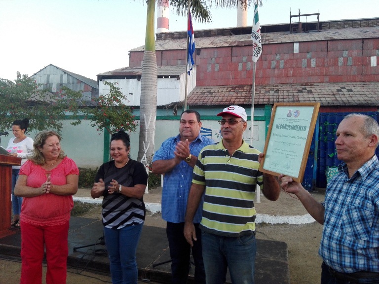 El reconociento llega de manos de las máximas autoridades de la provincia de Cienfuegos/ Foto: Armando Sáez