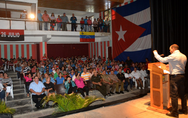 Roberto del Pino González, primer secretario del Partido en Cumanayagua, resumió el acto por el Primero de Enero. /Foto: Modesto Gutiérrez (ACN)