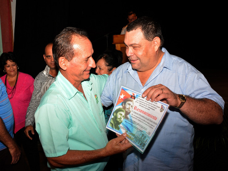 Durante el acto provincial por el aniversario 61 del triunfo de la Revolución, en un ambiente de fiesta y celebración, fueron reconocidos empresas y trabajadores con un destacado quehacer en 2019. /Fotos: Modesto Gutiérrez (ACN)